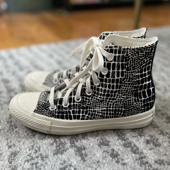 Women’s Converse for sale! - Picture 2 of 4